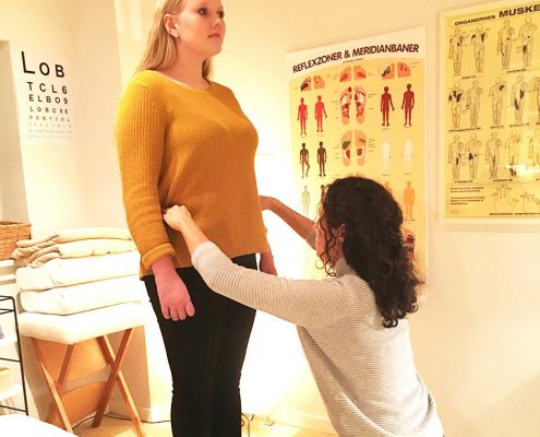 En klient modtager et posturologisk tjek af kropsholdningen af Liselotte Buch hos Aku-Fysio Klinik